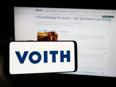 Stuttgart, Almanya - 08-02-2024: İnternet sitesi önünde Alman teknoloji şirketi Voith GmbH Co. KGaA 'nın logosuna sahip kişi. Telefon ekranına odaklan.