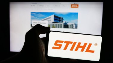 Stuttgart, Almanya - 08-02-2024: Alman elektrik donanım şirketi Stihl Holding AG Co. KG 'nin logosunun bulunduğu cep telefonu sahibi kişi web sayfasının önünde. Telefon ekranına odaklan.
