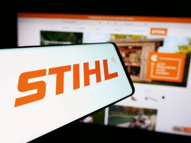 Stuttgart, Almanya - 08-02-2024: Alman elektrik donanım şirketi Stihl Holding AG Co. KG 'nin logolu cep telefonu web sitesi önünde. Telefon ekranının merkez soluna odaklan.