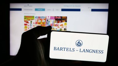 Stuttgart, Almanya - 08-02-2024: İnternet sitesinin önünde Bartels-Langness Handelsgesellschaft mbH Co. KG şirketinin logosuna sahip kişi. Telefon ekranına odaklan.