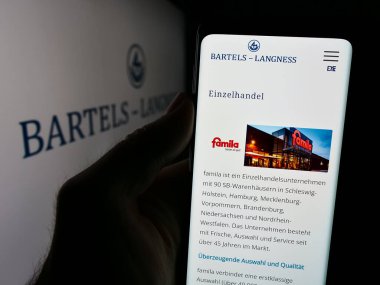 Stuttgart, Almanya - 08-02-2024: Bartels-Langness Handelsgesellschaft mbH Co. KG logolu cep telefonu sahibi kişi. Telefon ekranının merkezine odaklan.