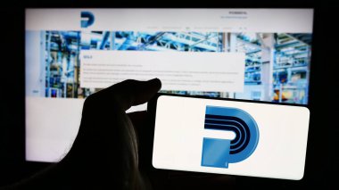 Stuttgart, Almanya - 08-02-2024: Alman teknoloji şirketi L. Possehl Co. mbh 'un logosuyla cep telefonu tutan kişi iş sayfasının önünde. Telefon ekranına odaklan.