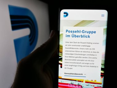 Stuttgart, Almanya - 08-02-2024: Alman teknoloji şirketi L. Possehl Co. mbh 'un logo önünde web sayfası ile akıllı telefon tutan kişi. Telefon ekranının merkezine odaklan.