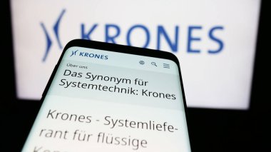 Stuttgart, Almanya - 08-05-2024: Alman mühendislik şirketi Krones AG 'nin web sitesiyle birlikte iş logosu önünde cep telefonu. Telefon ekranının sol üst kısmına odaklan.