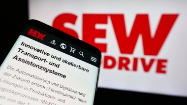 Stuttgart, Almanya - 08-05-2024: Alman mühendislik şirketi SEW-Eurodrive GmbH Co. KG 'nin web sitesiyle birlikte cep telefonu. Telefon ekranının sol üst kısmına odaklan.