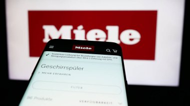 Stuttgart, Almanya - 08-05-2024: Alman ev aletleri şirketi Miele Cie 'nin web siteli akıllı telefon. KG iş logosu önünde. Telefon ekranının sol üst kısmına odaklan.