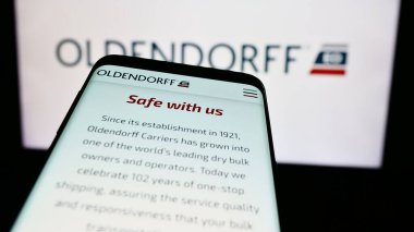 Stuttgart, Almanya - 08-05-2024: Alman nakliye şirketi Oldendorff Carriers GmbH Co. KG 'nin web sitesiyle birlikte logo önünde cep telefonu. Telefon ekranının sol üst kısmına odaklan.
