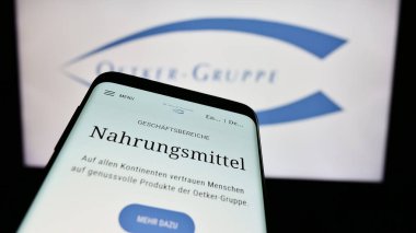 Stuttgart, Almanya - 08-05-2024: Alman gıda işleme şirketi Dr. August Oetker KG 'nin web sitesi ile birlikte iş logosu önünde cep telefonu. Telefon ekranının sol üst kısmına odaklan.