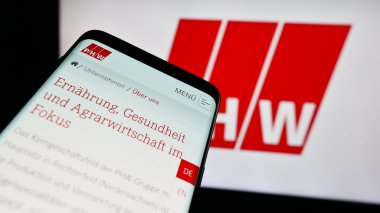 Stuttgart, Almanya - 08-05-2024: Lohmann Co. AG (PHW-Gruppe) adlı Alman et işleme şirketinin web sitesine sahip akıllı telefon logonun önünde. Telefon ekranının merkezine odaklan.