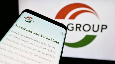Stuttgart, Almanya - 08-05-2024: Alman çiftlik hayvanı üretimi şirketi EW Group GmbH 'nin web sitesiyle birlikte iş logosu önünde cep telefonu. Telefon ekranının sol üst kısmına odaklan.