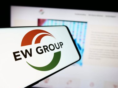 Stuttgart, Almanya - 08-05-2024: Alman çiftlik hayvanlarını yetiştirme şirketi EW Group GmbH 'nin logosuna sahip akıllı telefon iş web sitesi önünde. Telefon ekranının merkezine odaklan.