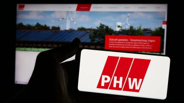 Stuttgart, Almanya - 08-05-2024: İnternet sayfası önünde Alman et işleme şirketi Lohmann Co. AG 'nin (PHW-Gruppe) logosuyla cep telefonu bulunduran kişi. Telefon ekranına odaklan.