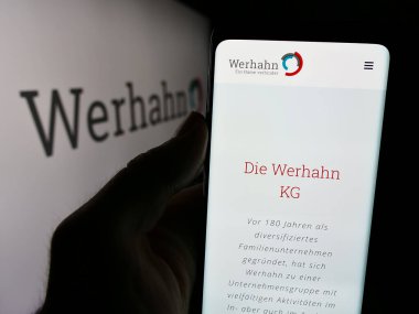 Stuttgart, Almanya - 08-05-2024: Alman holdingi Wilh 'in web sayfası ile akıllı telefon tutan kişi. Werhahn KG logonun önünde. Telefon ekranının merkezine odaklan.