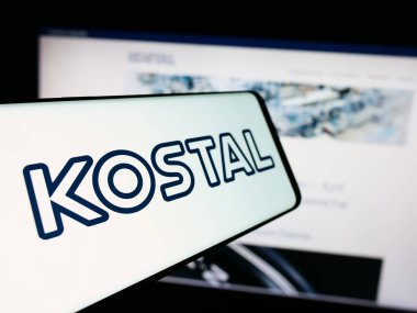 Stuttgart, Almanya - 08-06-2024: Alman mekatronik şirketi Leopold Kostal GmbH Co. KG 'nin logosuna sahip cep telefonu web sitesinin önünde. Telefon ekranının merkez soluna odaklan.