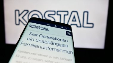Stuttgart, Almanya - 08-06-2024: Alman mekatronik şirketi Leopold Kostal GmbH Co. KG 'nin web sitesine sahip akıllı telefon iş logosu önünde. Telefon ekranının sol üst kısmına odaklan.