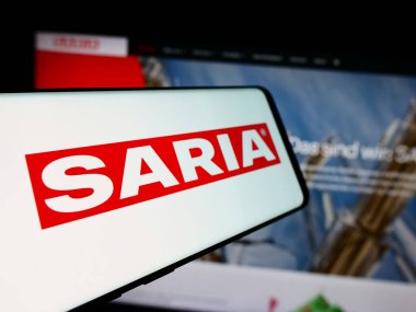 Stuttgart, Almanya - 08-06-2024: Alman gıda hizmet şirketi Saria AS GmbH Co. KG 'nin logolu akıllı telefon. Telefon ekranının merkez soluna odaklan.
