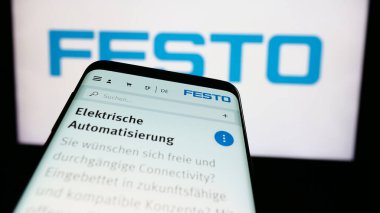 Stuttgart, Almanya - 08-06-2024: Alman otomasyon şirketi Festo Beteiligungen GmbH Co. KG 'nin web siteli akıllı telefon logonun önünde. Telefon ekranının sol üst kısmına odaklan.