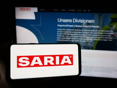 Stuttgart, Almanya - 08-06-2024: Alman gıda şirketi Saria AS GmbH Co. KG 'nin logosuna sahip akıllı telefon sahibi kişi web sitesi önünde. Telefon ekranına odaklan.