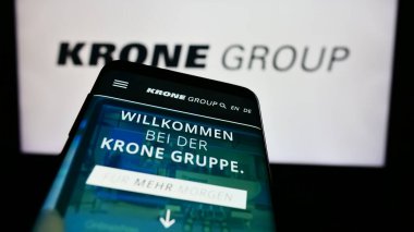 Stuttgart, Almanya - 08-07-2024: Alman firması Bernard Krone Holding SE Co. KG 'nin web siteli akıllı telefon. Telefon ekranının sol üst kısmına odaklan.