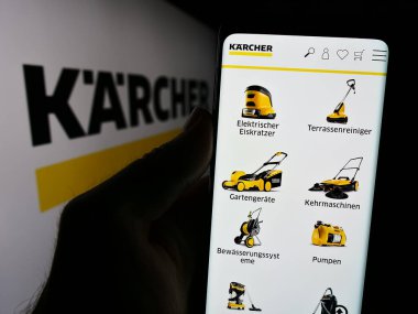 Stuttgart, Almanya - 08-07-2024: Alman temizlik araçları şirketi Alfred Kaercher SE Co. KG 'nin logolu web sayfası ile cep telefonu tutan kişi. Telefon ekranının merkezine odaklan.