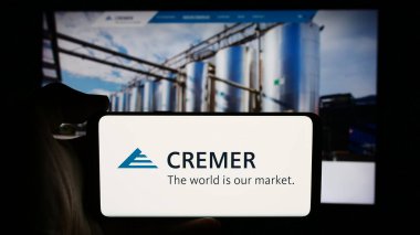 Stuttgart, Almanya - 08-07-2024: Alman şirketi Peter Cremer Holding GmbH Co. KG 'nin logosuyla cep telefonu tutan kişi iş sayfasının önünde. Telefon ekranına odaklan.