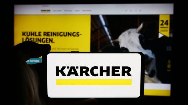 Stuttgart, Almanya - 08-07-2024: İnternet sitesi önünde Alman temizlik araçları şirketi Alfred Karcher SE Co. KG 'nin logosuna sahip cep telefonu. Telefon ekranının merkez soluna odaklan.