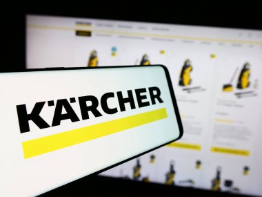 Stuttgart, Almanya - 08-07-2024: İnternet sitesi önünde Alman temizlik araçları şirketi Alfred Karcher SE Co. KG 'nin logosuna sahip cep telefonu. Telefon ekranının merkez soluna odaklan.