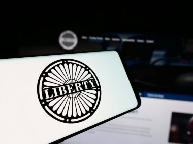 Stuttgart, Almanya - 08-07-2024: Amerikan kitle iletişim kuruluşu Liberty Media Corporation 'ın logosuna sahip akıllı telefon iş web sitesi önünde. Telefon ekranının merkezine odaklan.