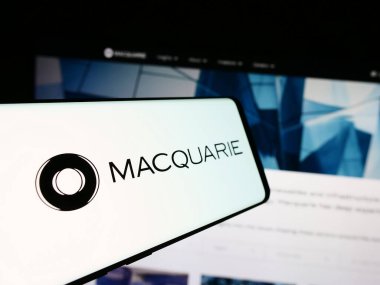 Stuttgart, Almanya - 08-07-2024: Avustralyalı finans şirketi Macquarie Group Limited 'in logosuna sahip cep telefonu web sitesinin önünde. Telefon ekranının merkez soluna odaklan.