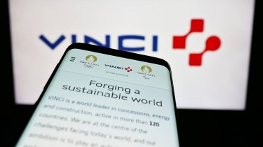 Stuttgart, Almanya - 08-07-2024: Fransız imtiyaz firması Vinci S.A. 'nın internet sayfası ile ticaret logosu önünde akıllı telefon. Telefon ekranının sol üst kısmına odaklan.