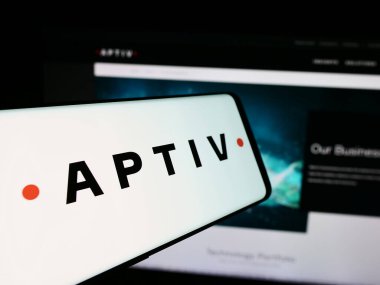 Stuttgart, Almanya - 08-07-2024: Otomotiv teknoloji şirketi Aptiv plc 'in logosuna sahip akıllı telefon iş sitesinin önünde. Telefon ekranının merkezine odaklan.