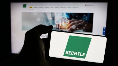 Stuttgart, Almanya - 08-07-2024: İnternet sitesi önünde Alman bilgi teknolojileri şirketi Bechtle AG 'nin logosuna sahip kişi. Telefon ekranına odaklan.