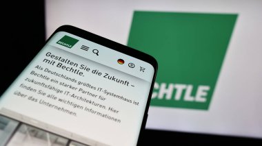Stuttgart, Almanya - 08-07-2024: Alman bilgi teknolojileri şirketi Bechtle AG 'nin web sitesi ile birlikte ticaret logosu önünde akıllı telefon. Telefon ekranının sol üst kısmına odaklan.