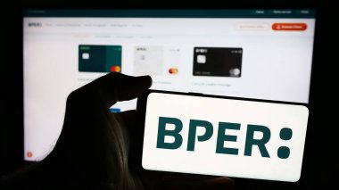 Stuttgart, Almanya - 08-08-2024: İtalyan finans hizmetleri şirketi BPER Banca SpA 'nın logosuna sahip cep telefonu sahibi kişi iş sayfasının önünde. Telefon ekranına odaklan.