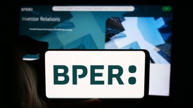 Stuttgart, Almanya - 08-08-2024: İtalyan finans hizmetleri şirketi BPER Banca S.P.A. 'nın logosuyla cep telefonu tutan kişi iş sayfasının önünde. Telefon ekranına odaklan.