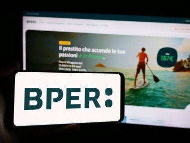 Stuttgart, Almanya - 08-08-2024: İtalyan finans hizmetleri şirketi BPER Banca S.P.A. 'nın logosuna sahip kişi web sitesinin önünde. Telefon ekranına odaklan.