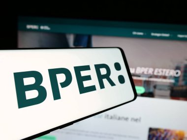 Stuttgart, Almanya - 08-08-2024: İtalyan finans hizmetleri şirketi BPER Banca SpA 'nın logosunun yer aldığı cep telefonu. Telefon ekranının merkez soluna odaklan.