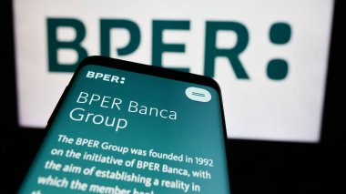 Stuttgart, Almanya - 08-08-2024: İtalyan finans hizmetleri şirketi BPER Banca S.P.A. 'nın internet sayfalı akıllı telefon. Telefon ekranının sol üst kısmına odaklan.