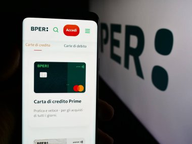 Stuttgart, Almanya - 08-08-2024: İtalyan finans hizmetleri şirketi BPER Banca S.P.A. 'nın logolu web sayfası ile cep telefonu tutan kişi. Telefon ekranının merkezine odaklan.