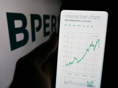 Stuttgart, Almanya - 08-08-2024: İtalyan finans hizmetleri şirketi BPER Banca S.P.A. 'nın internet sitesiyle logo önünde cep telefonu tutan kişi. Telefon ekranının merkezine odaklan.