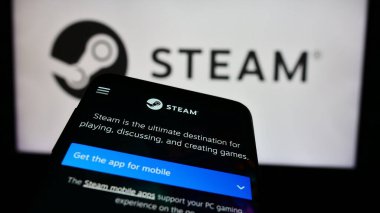 Stuttgart, Almanya - 08-08-2024: İş logosu önünde ABD 'li video oyunu dağıtım şirketi Steam' in (Valve) web sitesi ile cep telefonu. Telefon ekranının sol üst kısmına odaklan.