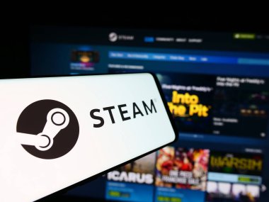 Stuttgart, Almanya - 08-08-2024: Web sitesinin önünde üzerinde Amerikan video oyunu dağıtım şirketi Steam 'in logosu bulunan cep telefonu. Telefon ekranının merkez soluna odaklan.