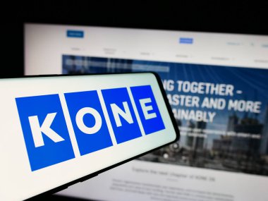 Stuttgart, Almanya - 08-08-2024: Fin asansör mühendisliği şirketi Kone Oyj 'un logosunun yer aldığı cep telefonu. Telefon ekranının merkez soluna odaklan.