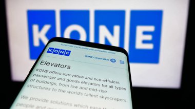 Stuttgart, Almanya - 08-08-2024: İş logosu önünde Fin asansör mühendisliği şirketi Kone Oyj 'un web sitesine sahip akıllı telefon. Telefon ekranının sol üst kısmına odaklan.