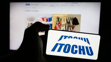 Stuttgart, Almanya - 08-08-2024: Japon Itochu Corporation şirketinin logosunun bulunduğu cep telefonu sahibi kişi iş sayfasının önünde. Telefon ekranına odaklan.