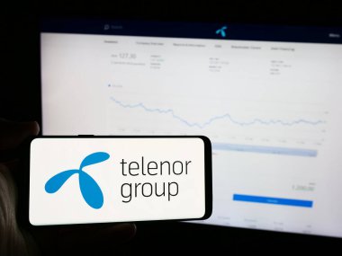 Stuttgart, Almanya - 08-09-2024: Norveçli telekomünikasyon şirketi Telenor ASA 'nın logosunu taşıyan cep telefonu sahibi iş sayfası önünde. Telefon ekranına odaklan.
