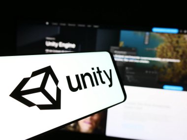 Stuttgart, Almanya - 08-09-2024: Amerikan video oyunları şirketi Unity Software Inc. 'in logosuna sahip cep telefonu. Telefon ekranının merkez soluna odaklan.