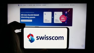 Stuttgart, Almanya - 08-09-2024: İsviçreli telekomünikasyon şirketi Swisscom AG 'nin logosunun bulunduğu cep telefonu sahibi iş sayfası önünde. Telefon ekranına odaklan.