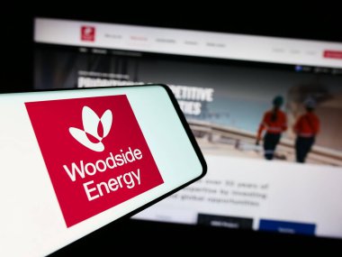 Stuttgart, Almanya - 08-09-2024: Avustralyalı Woodside Energy Group Limited şirketinin logosuna sahip akıllı telefon şirket web sitesi önünde. Telefon ekranının merkez sağına odaklan.