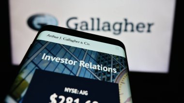 Stuttgart, Almanya - 08-13-2024: İş logosu önünde ABD 'li sigorta şirketi Arthur J. Gallagher Co.' nun (AJG) internet sitesiyle cep telefonu. Telefon ekranının sol üst kısmına odaklan.